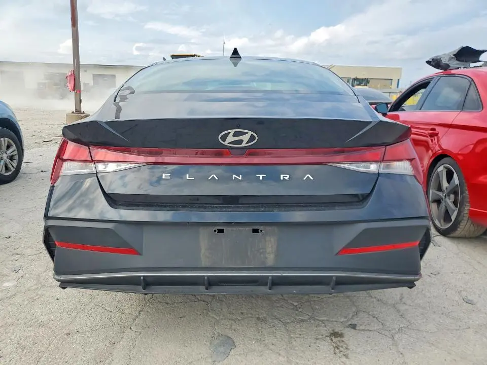 2025 HYUNDAI ELANTRA SE  