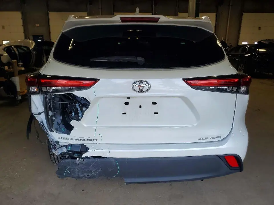 2021 TOYOTA HIGHLANDER XLE  