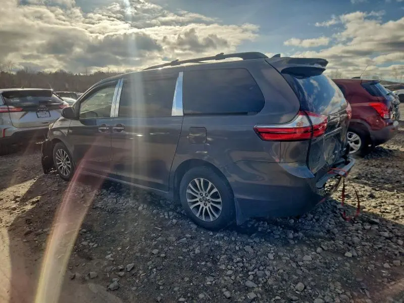 2018 TOYOTA SIENNA XLE  
