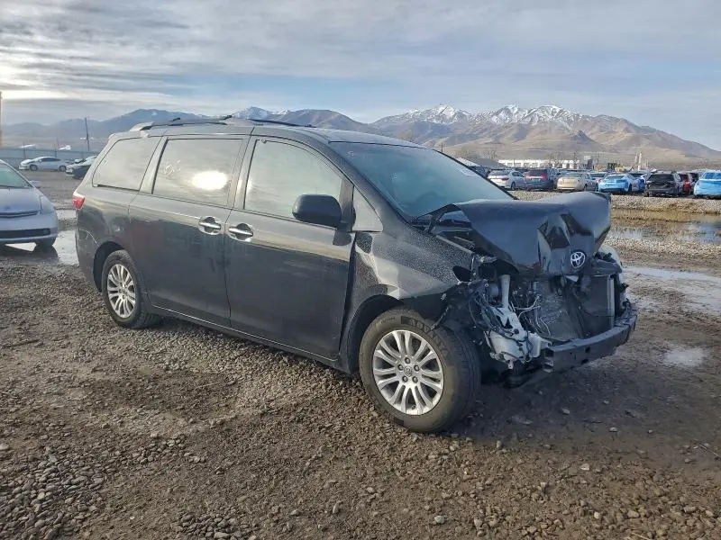 2016 TOYOTA SIENNA XLE  
