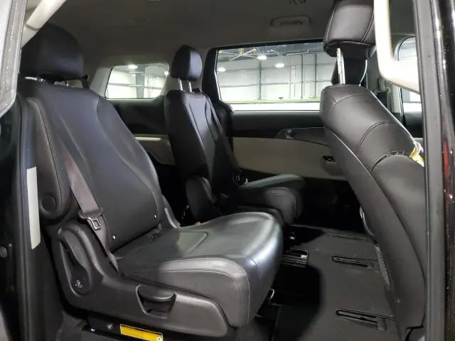 2022 KIA CARNIVAL LX  