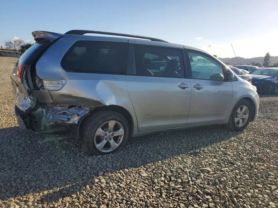 2013 TOYOTA SIENNA LE 8-PASSENGER  