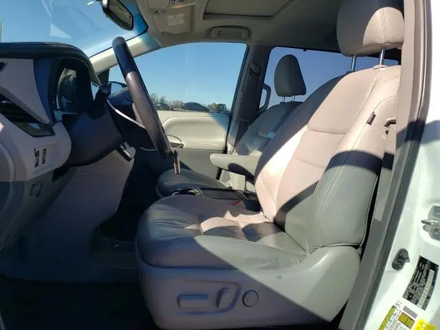 2017 TOYOTA SIENNA XLE  