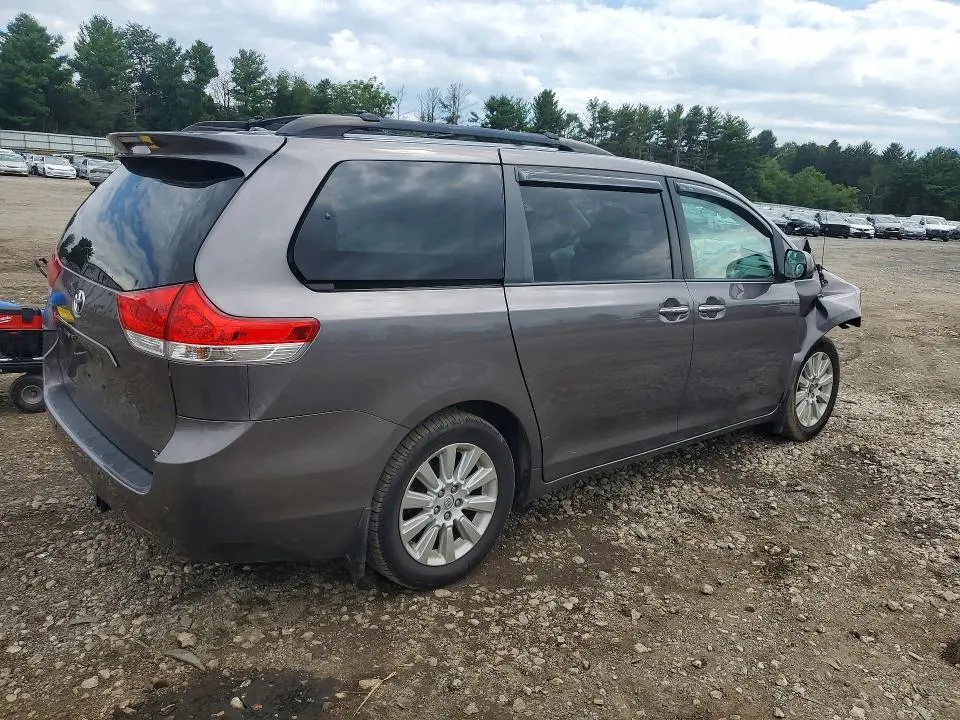 2014 TOYOTA SIENNA XLE 7-PASSENGER  