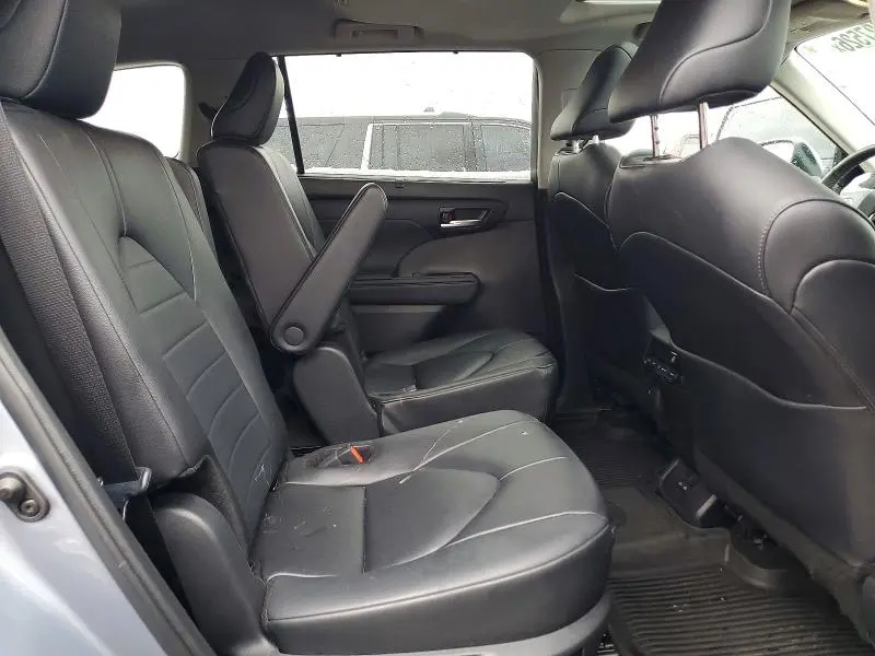 2024 TOYOTA HIGHLANDER XLE  