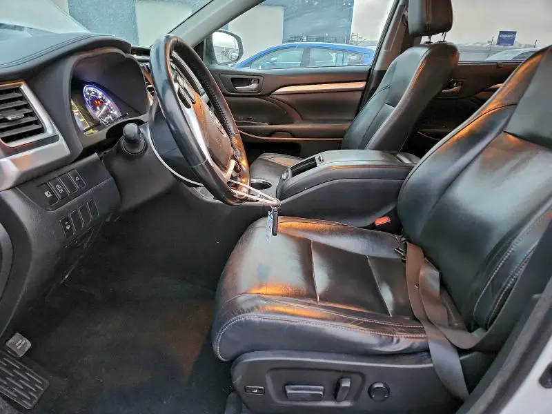 2017 TOYOTA HIGHLANDER SE  