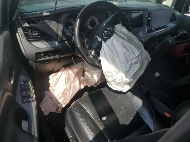 2016 TOYOTA SIENNA SE  