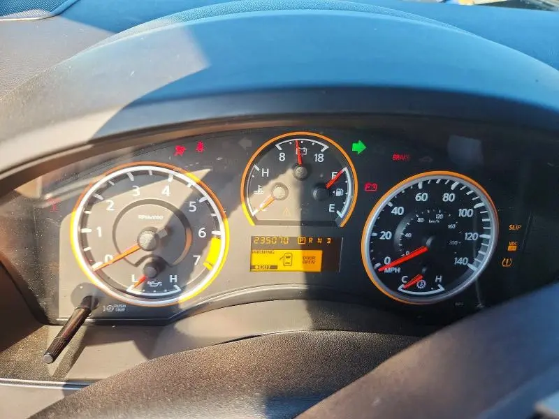 2010 NISSAN TITAN SE  