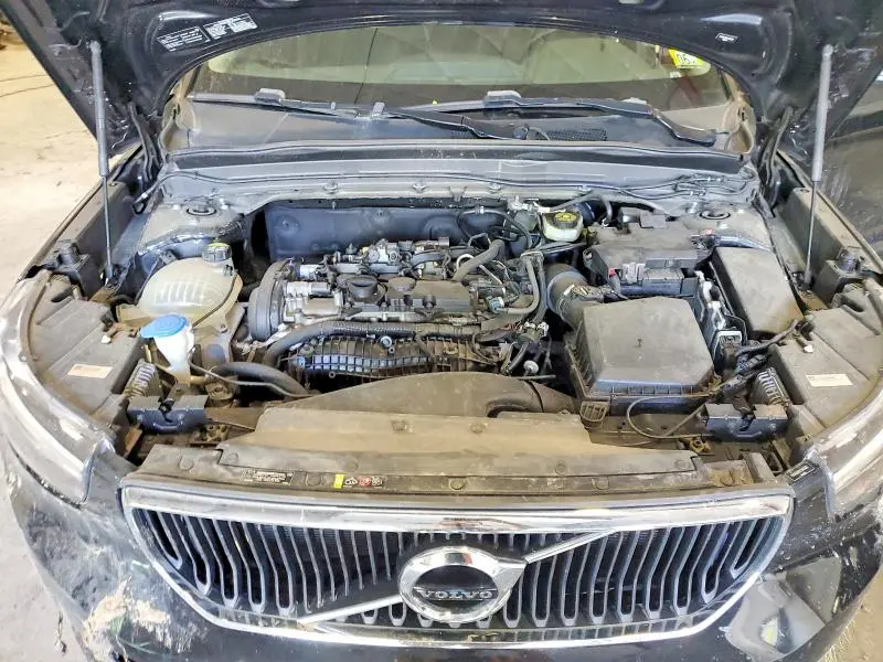 2019 VOLVO XC40 T5 MOMENTUM  
