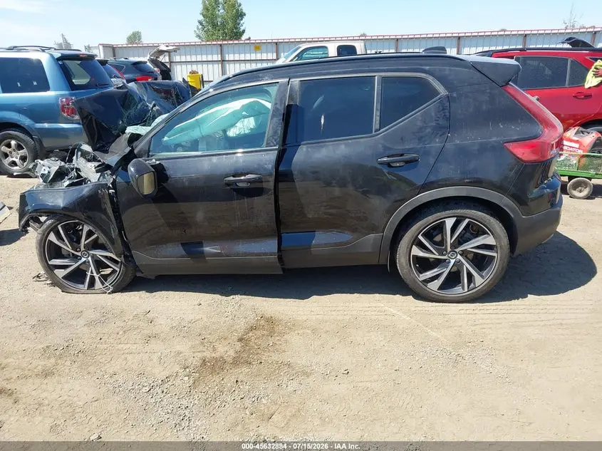 2022 VOLVO XC40 T5 R-DESIGN