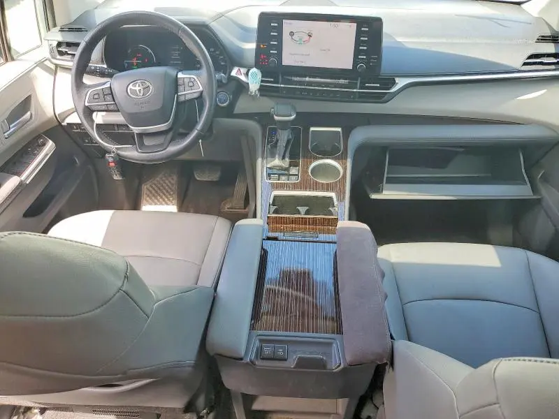 2021 TOYOTA SIENNA XLE  