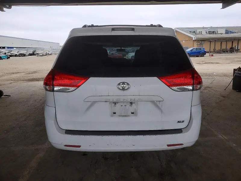 2011 TOYOTA SIENNA XLE  