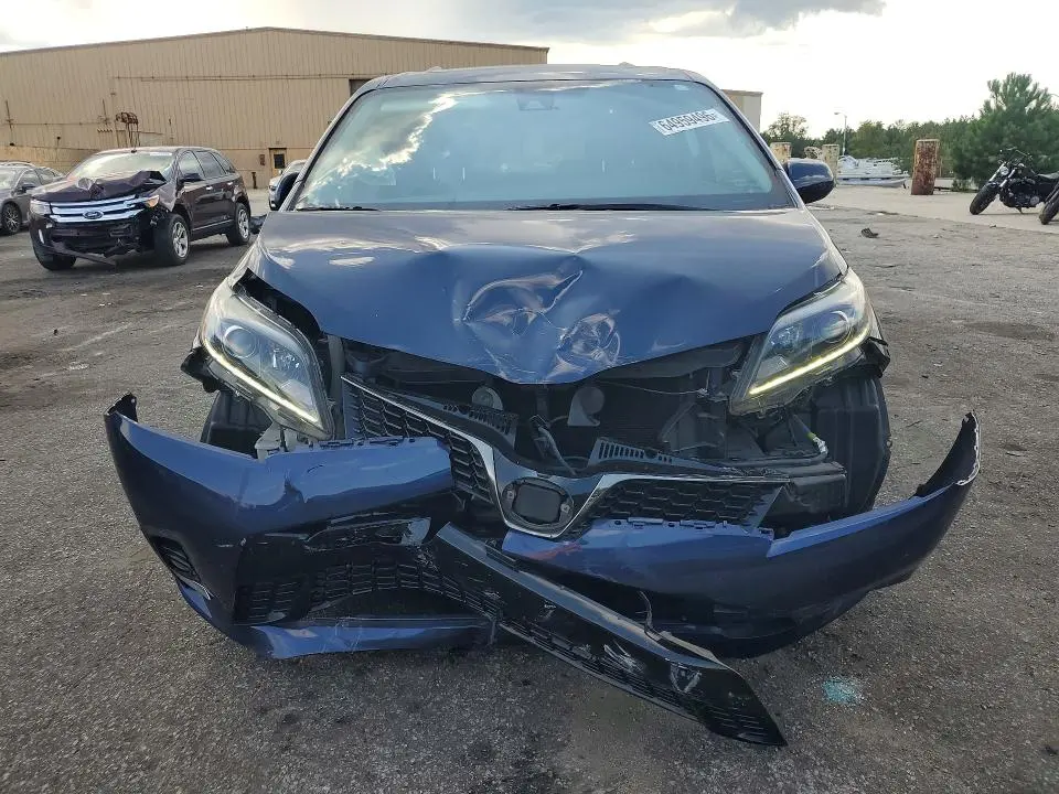 2018 TOYOTA SIENNA SE PREMIUM 8-PASSENGER  