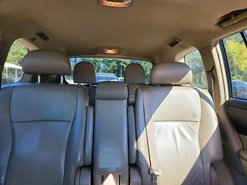 2011 TOYOTA HIGHLANDER SE  