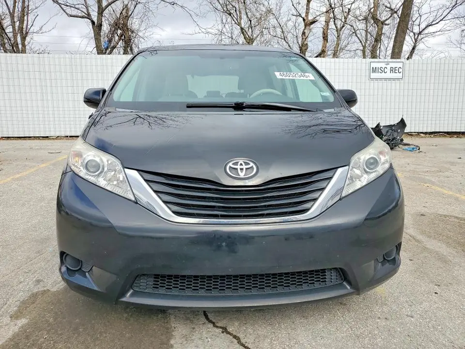 2014 TOYOTA SIENNA LE 8-PASSENGER  