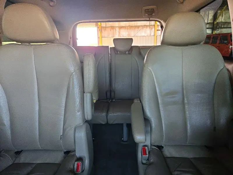 2011 KIA SEDONA EX  