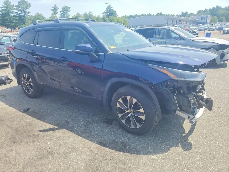 2021 TOYOTA HIGHLANDER XLE  