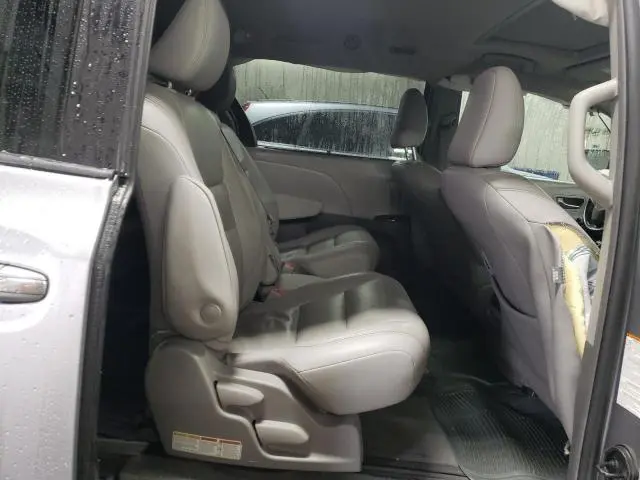 2018 TOYOTA SIENNA XLE  