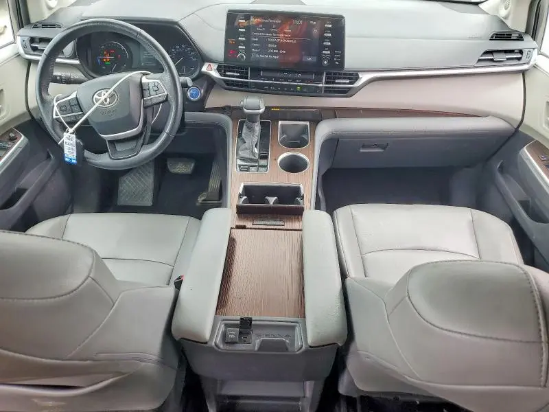2021 TOYOTA SIENNA XLE  