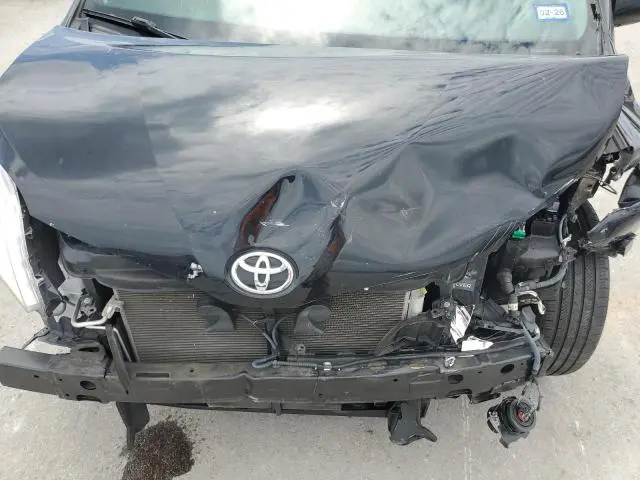 2017 TOYOTA SIENNA LE  