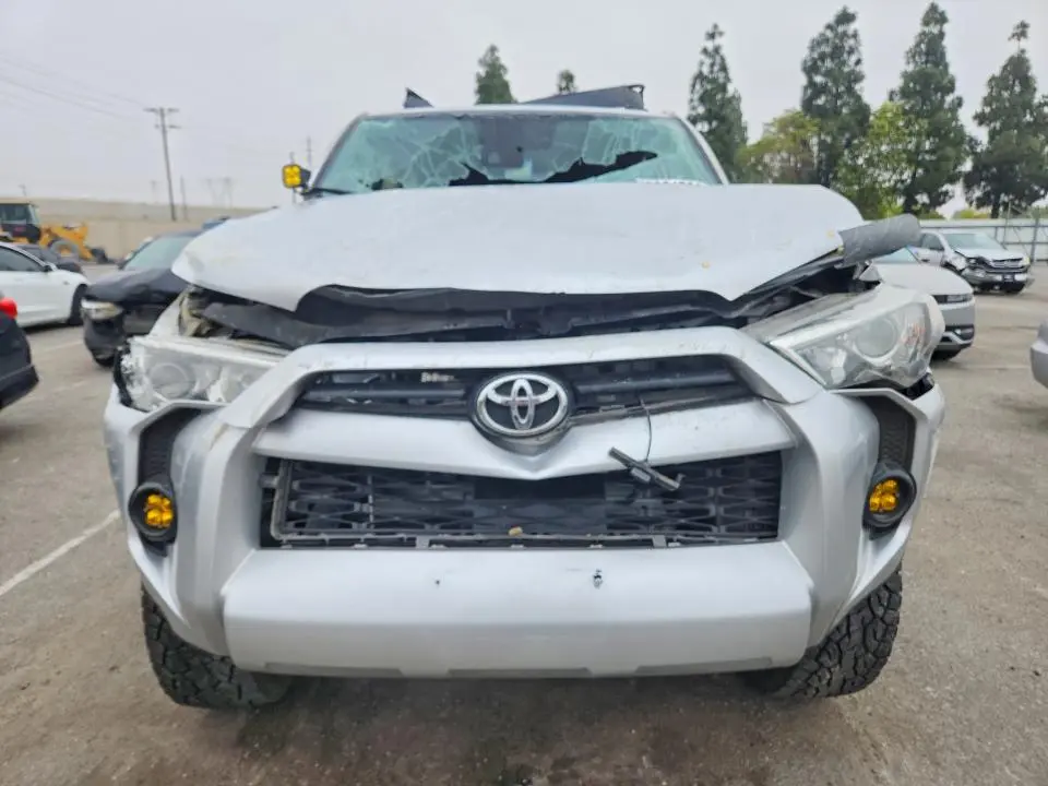2020 TOYOTA 4RUNNER SR5  