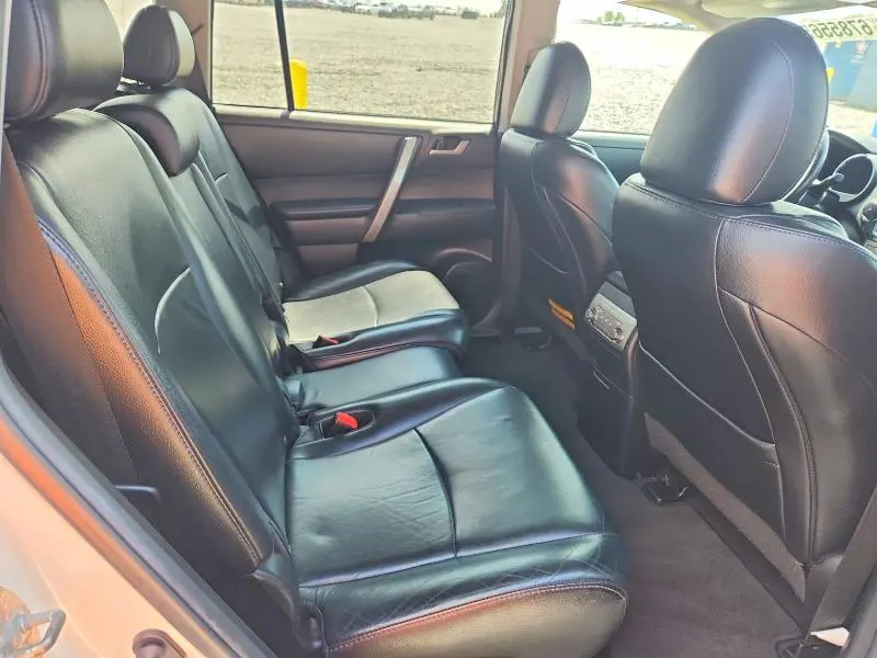 2013 TOYOTA HIGHLANDER SE  