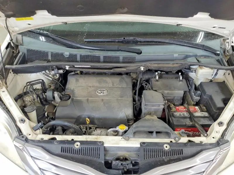 2015 TOYOTA SIENNA XLE 8-PASSENGER  