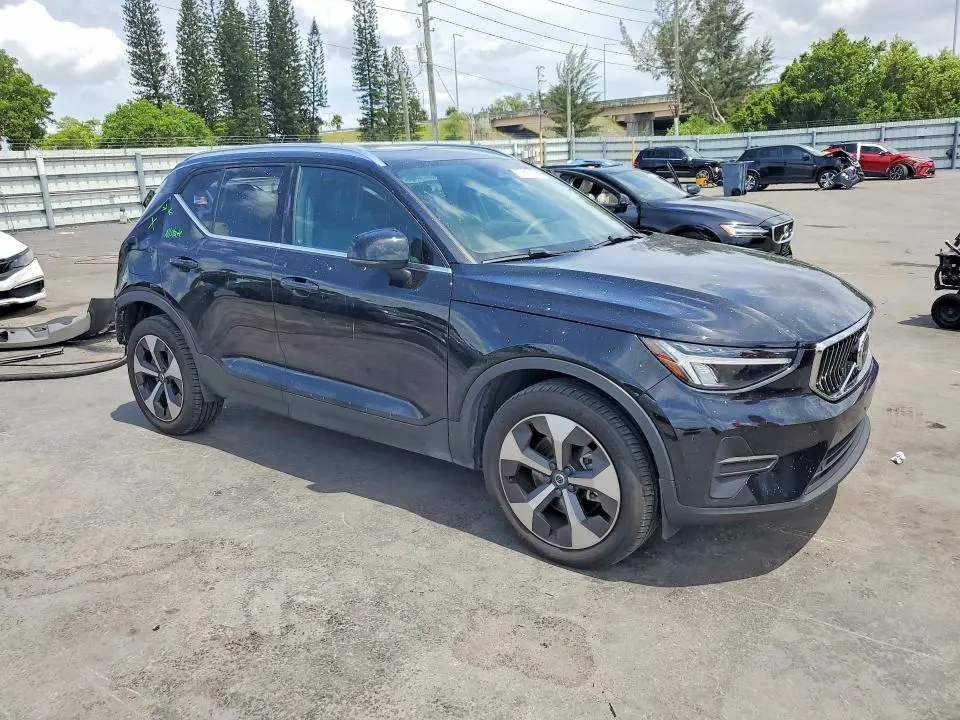 2025 VOLVO XC40 CORE  