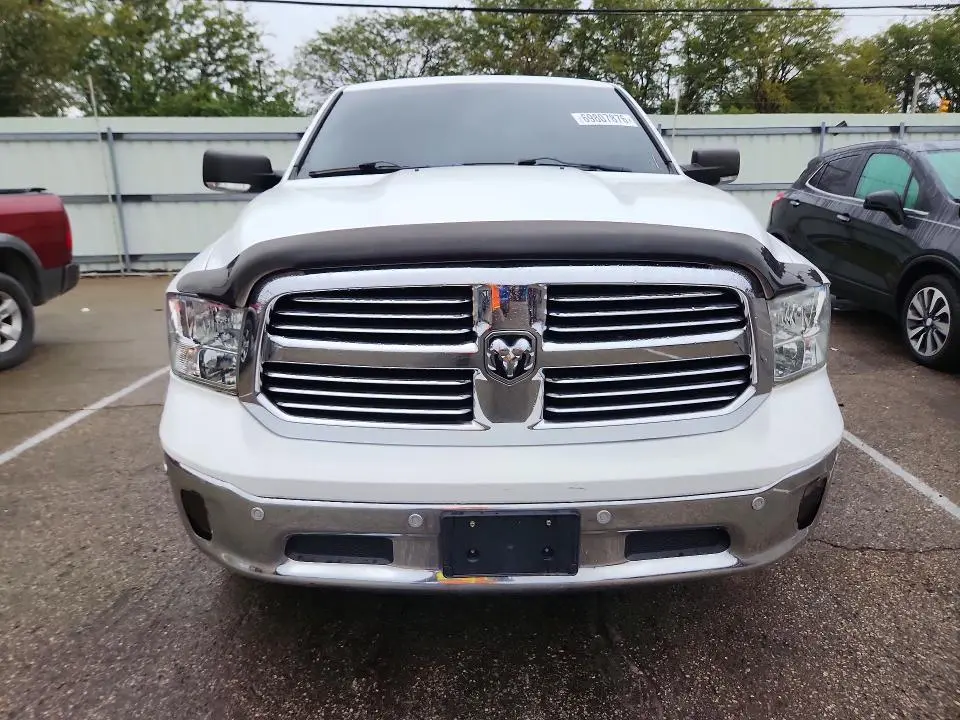 2016 RAM 1500 SLT  