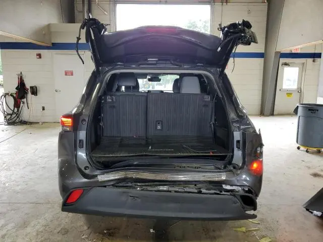 2022 TOYOTA HIGHLANDER XLE  