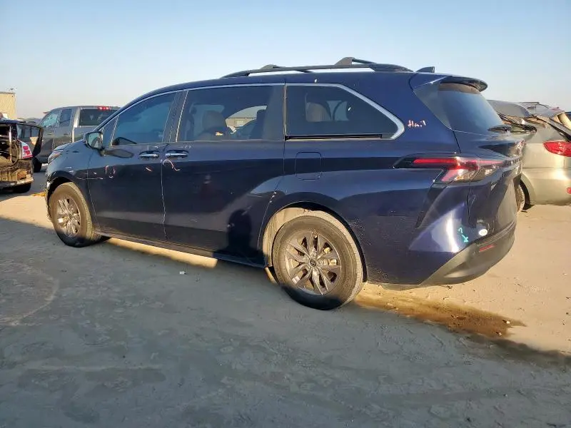 2023 TOYOTA SIENNA XLE  