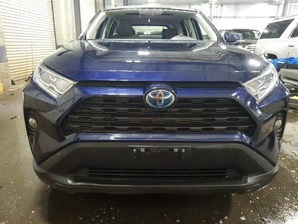 2021 TOYOTA RAV4 XLE  