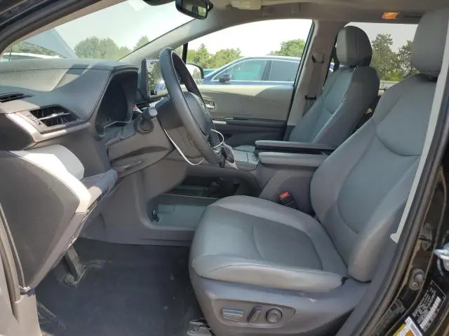 2021 TOYOTA SIENNA XLE  