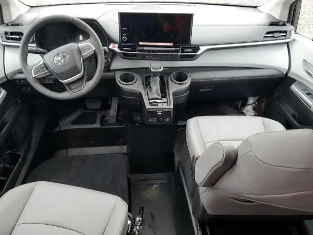 2025 TOYOTA SIENNA XLE  