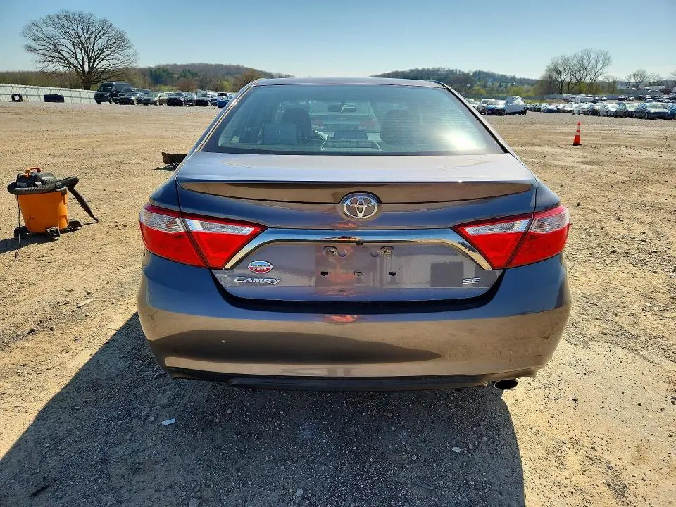 2016 TOYOTA CAMRY SE  