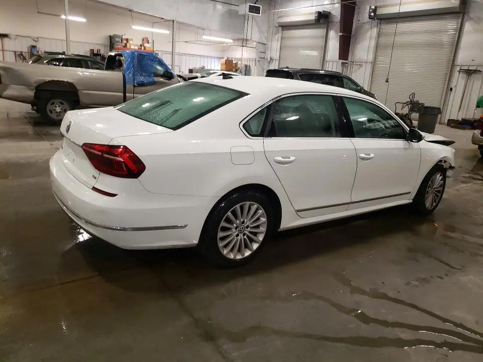 2017 VOLKSWAGEN PASSAT SE  