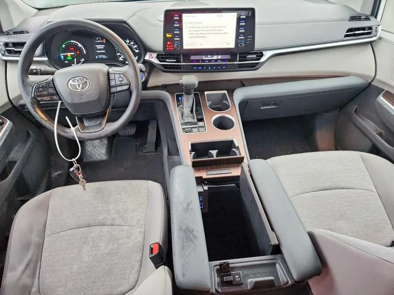 2024 TOYOTA SIENNA LE  