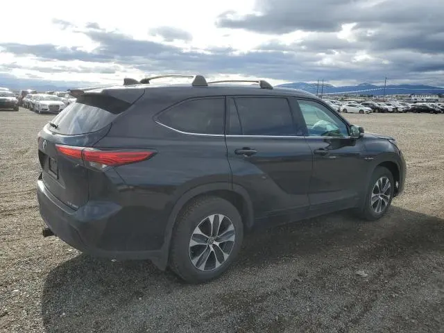 2022 TOYOTA HIGHLANDER XLE  