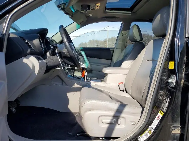 2011 TOYOTA HIGHLANDER SE  