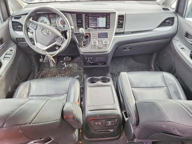 2020 TOYOTA SIENNA SE  