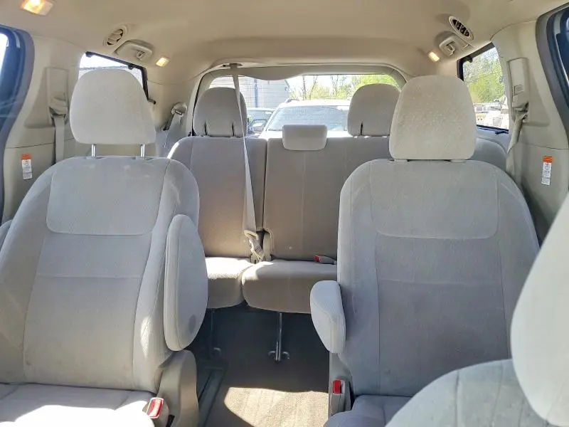 2016 TOYOTA SIENNA LE  