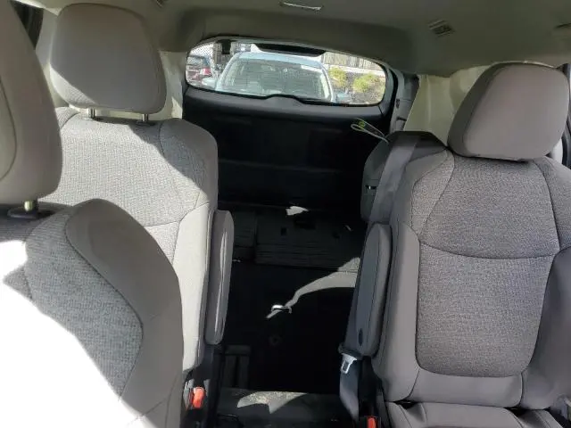 2022 TOYOTA SIENNA LE  