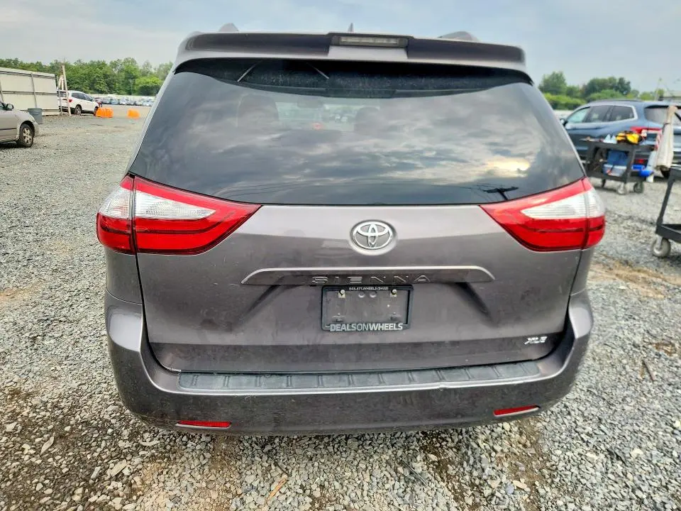 2019 TOYOTA SIENNA XLE 8-PASSENGER  