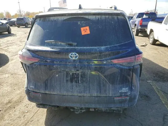2022 TOYOTA SIENNA XLE  