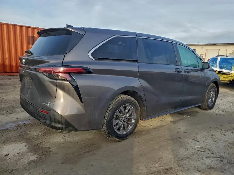 2022 TOYOTA SIENNA LE  