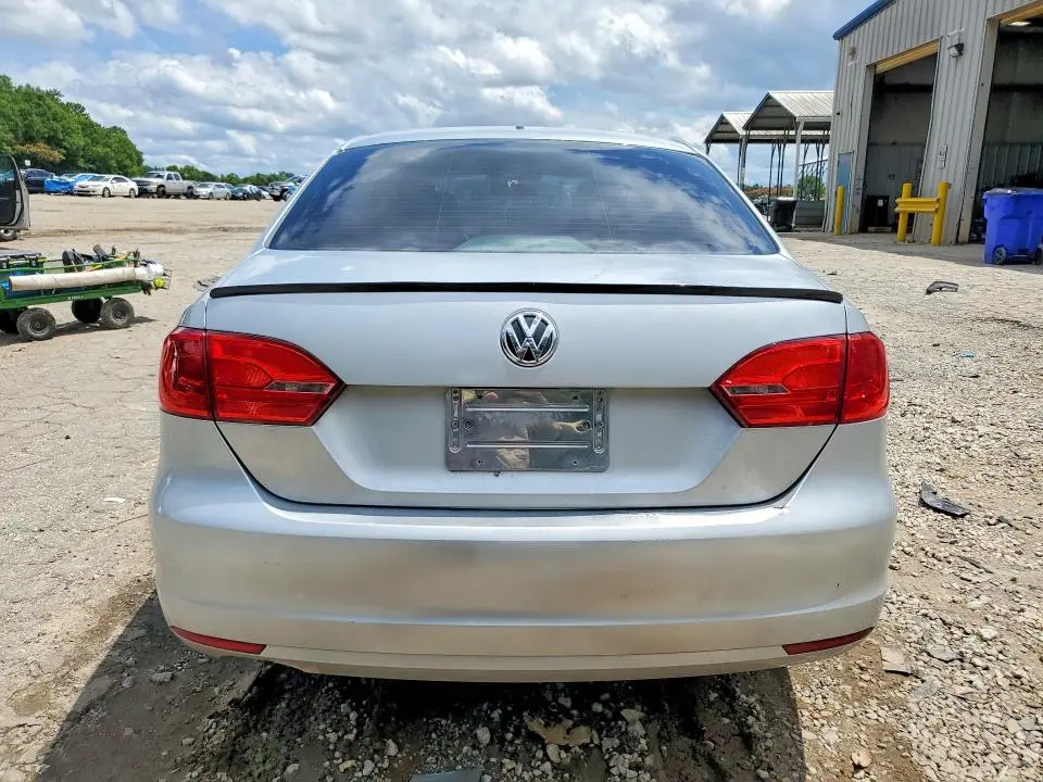 2011 VOLKSWAGEN JETTA SE  