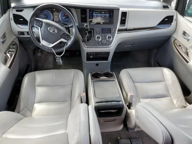 2017 TOYOTA SIENNA XLE  