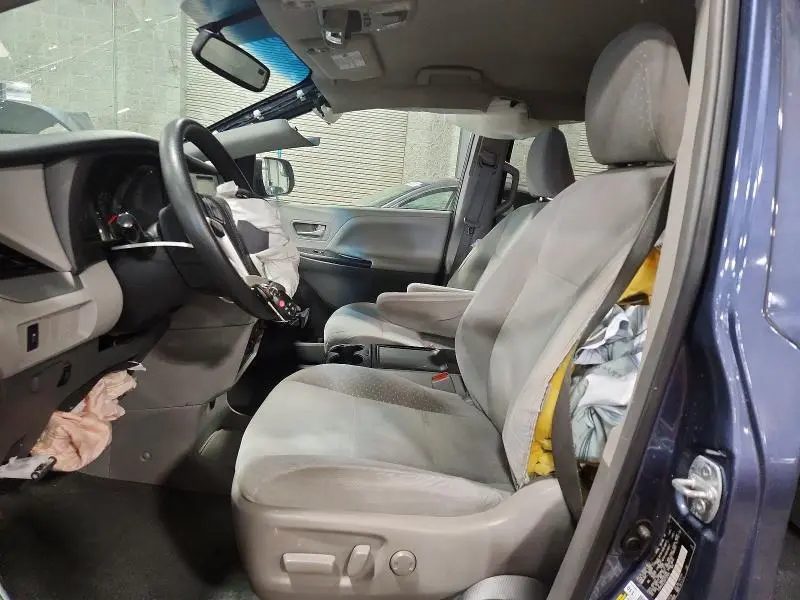 2016 TOYOTA SIENNA LE  