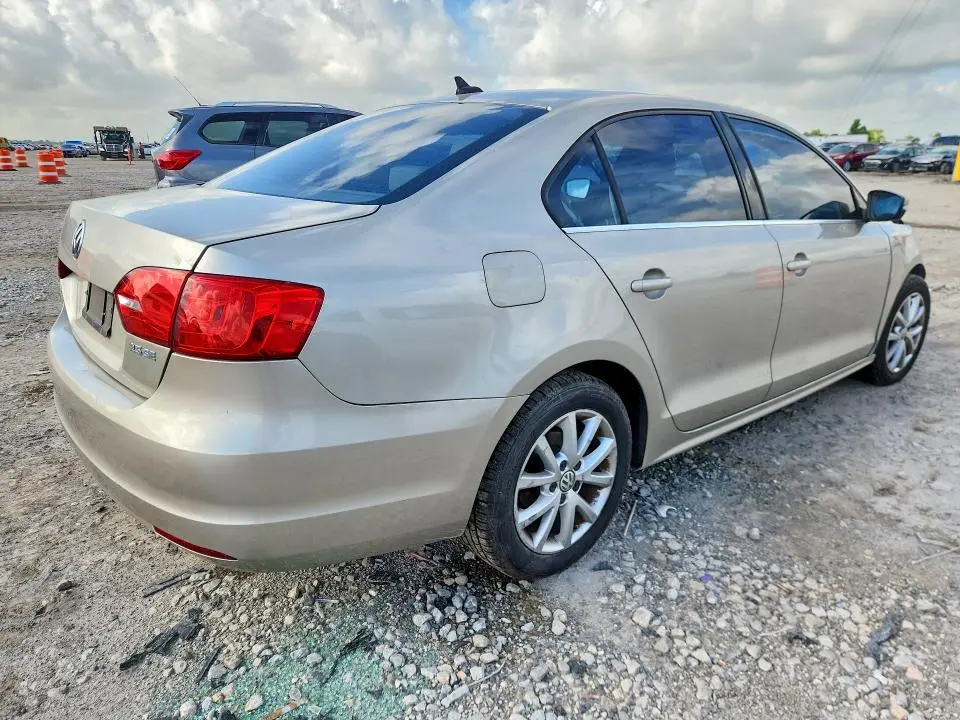 2013 VOLKSWAGEN JETTA SE  