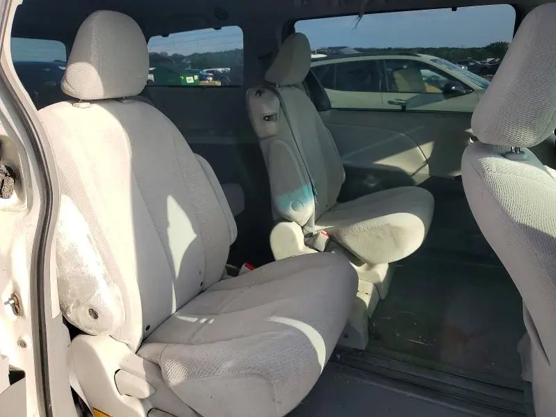 2011 TOYOTA SIENNA LE  